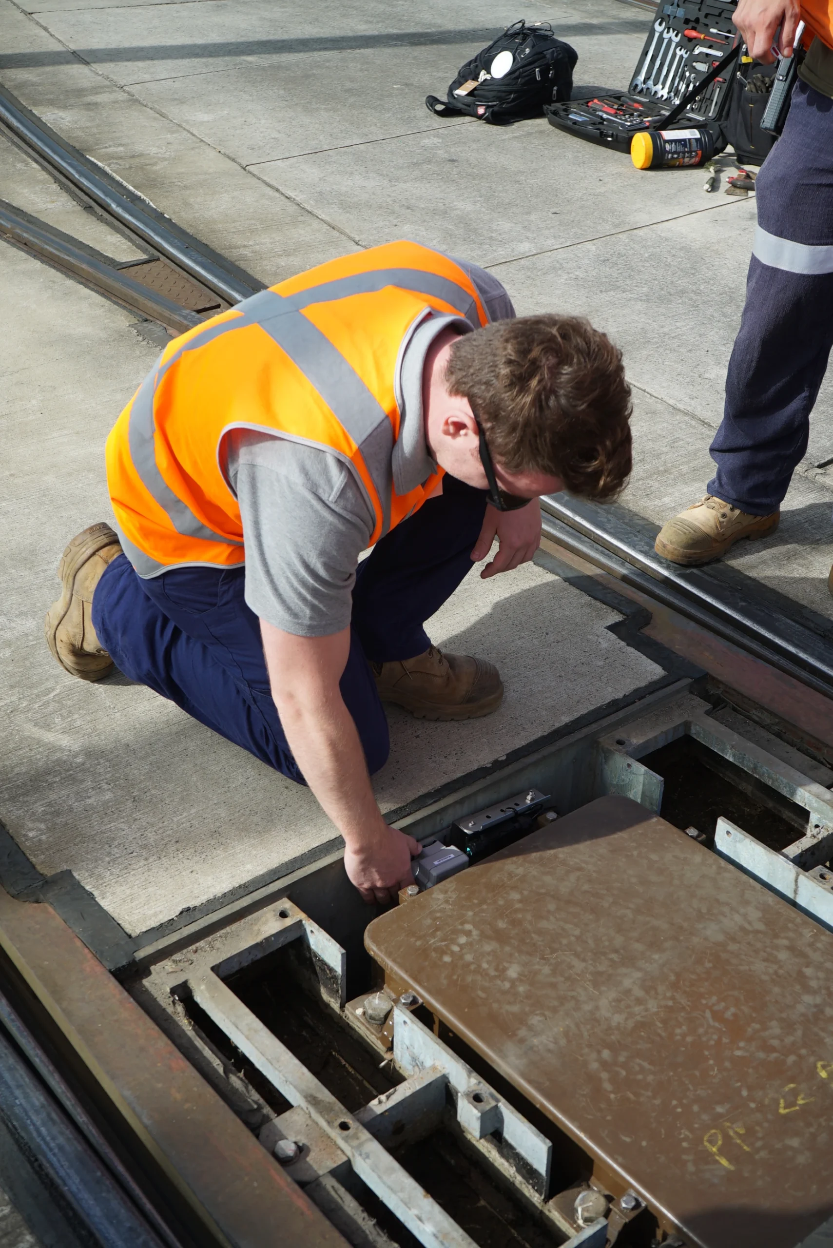 Kallipr installer with Captis device in rail pit