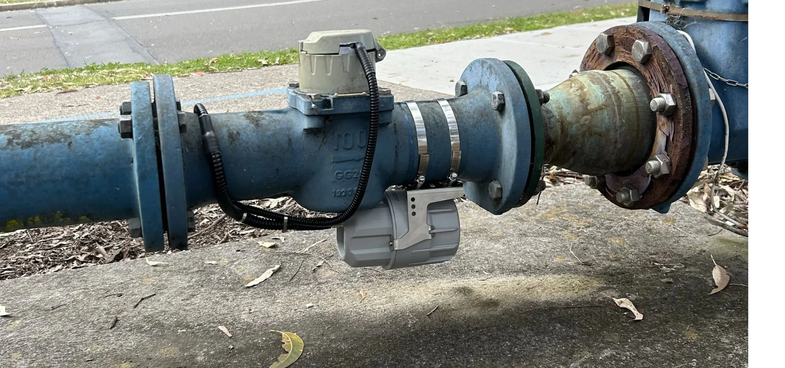 Kallipr Captis commercial water meter solution installed on a water meter