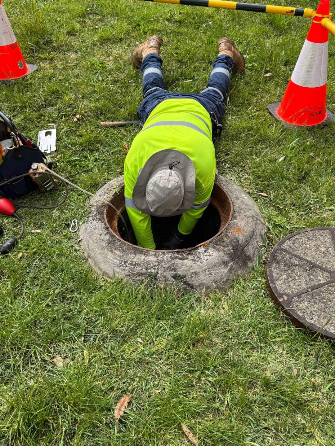 Installer with Captis devices in sewer pit